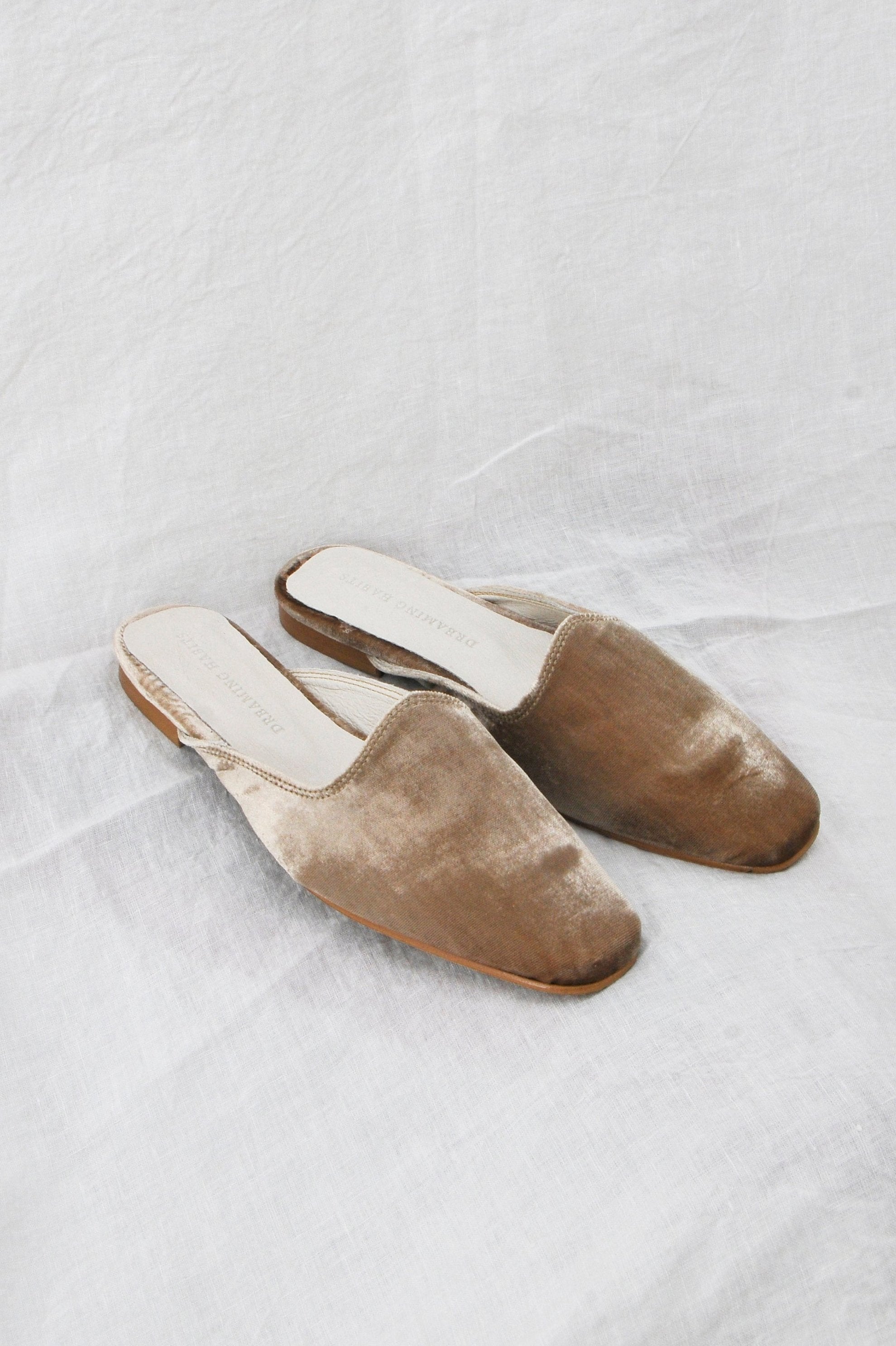 Babucha en Terciopelo Camel